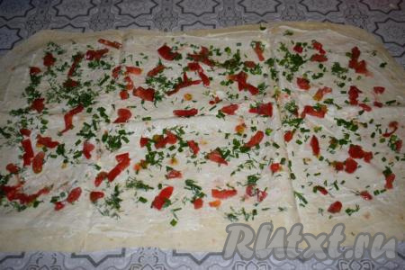 Раскладываем зелень и помидор по всей поверхности лаваша.