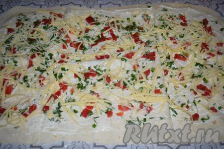 Посыпаем поверхность лаваша сыром, натёртым на крупной тёрке.