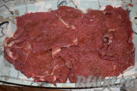 Отбитые кусочки говядины солим и перчим по вкусу, даём постоять минут 15-20, для того чтобы отбивные успели просолиться и пропитаться перцем и специями.