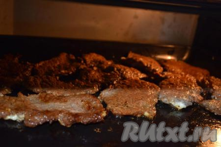 Далее переворачиваем мясо майонезом вниз, вливаем на противень 100 мл воды и продолжаем запекать ещё 15-20 минут.