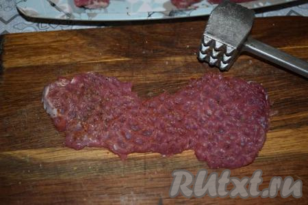 Молоточком для отбивных отбиваем каждый кусочек мяса, присыпая специями по вкусу.