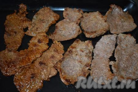 Далее выкладываем на противень нашу обжаренную говядину и сверху каждый кусочек покрываем майонезом. Выливаем на противень 100 мл холодной кипячёной воды и раскладываем кусочки сливочного масла между отбивными. Отправляем противень в разогретую духовку и запекаем отбивные из говядины при температуре 180 градусов, примерно, 20 минут.