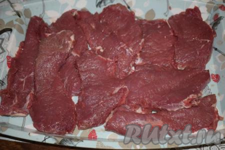 Стараемся не оставлять прожилок и плевы на кусочках мяса.