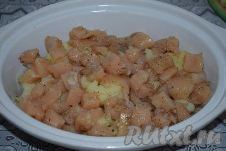 В форму для запекания на слой цветной капусты кладём нарезанную куриную грудку.