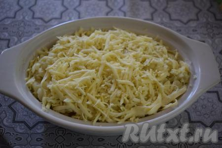 Сыр натираем на крупной тёрке и посыпаем верхним слоем.