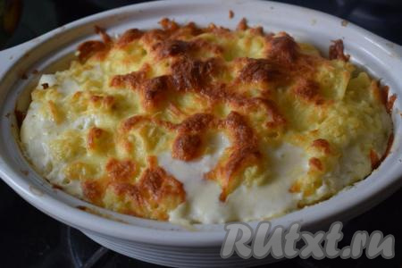 Когда на поверхности образуется румяная корочка из сыра, а капуста с грудкой станут мягкими при прокалывании, можно выключать духовку.