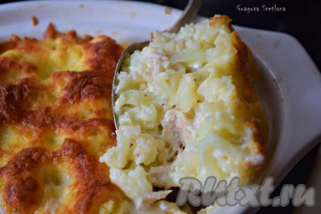 В разрезе куриная грудка с цветной капустой, запечённые в духовке, получаются сочными и очень ароматными. Такое блюдо прекрасно подойдёт к лёгкому летнему обеду или ужину, к нему не нужен гарнир, достаточно будет овощного салата или просто нарезанных овощей.