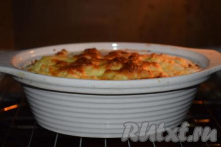 Отправляем форму с куриной грудкой и цветной капустой в холодную духовку, чтобы керамическая форма не лопнула. Включаем духовку на температуру 180 градусов и запекаем наше блюдо 35-40 минут. 