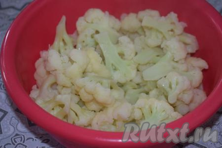 Выкладываем отваренную цветную капусту в миску и обдаём холодной водой, чтобы остановить процесс приготовления.