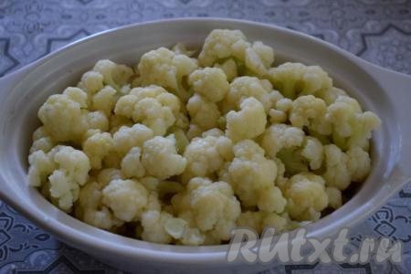 Сверху на курицу выкладываем оставшуюся цветную капусту.