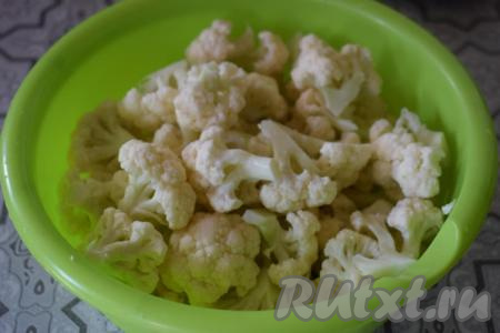 Разрезаем соцветия на половинки, стараясь, чтобы кусочки цветной капусты были, примерно, одинаковыми. Ставим на плиту кастрюлю с водой, подсаливаем её и доводим до кипения.