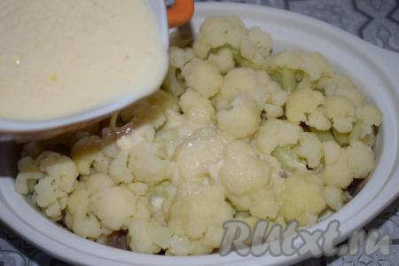 Выливаем заливку в форму, стараясь покрыть все ингредиенты равномерным слоем.