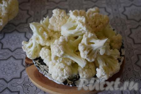 Цветную капусту разбираем на соцветия, если соцветия крупные - разрезаем их на, примерно, равные части.