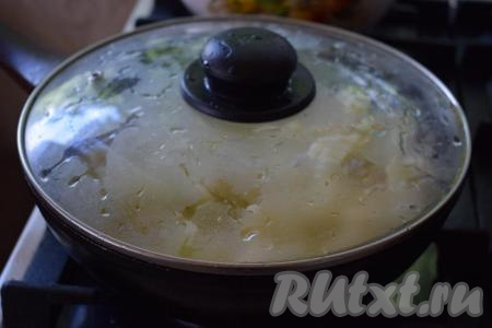 Сковороду накрываем крышкой и тушим нашу цветную капусту в молоке, примерно, 15-20 минут.