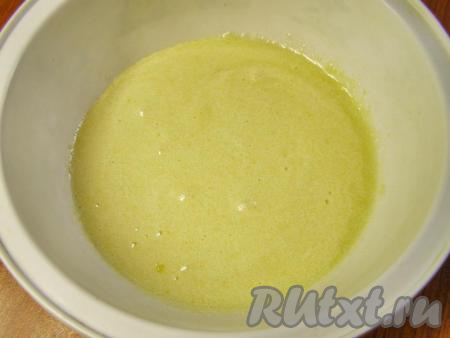 Перемешиваем желтки с крахмалом и сахаром ложкой (или венчиком). Сильно взбивать не надо, ничего страшного, если сахар не растает.