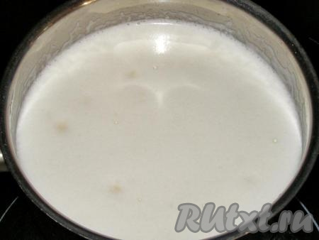 Нагреваем на среднем огне, помешивая, почти до кипения.