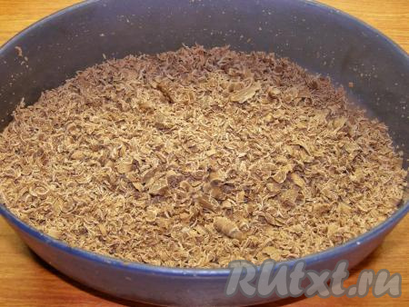 Для приготовления этого мороженого я взяла молочный шоколад, но, по желанию, можно использовать тёмный или горький. Натираем шоколад на тёрке (или измельчаем ножом в мелкую крошку).