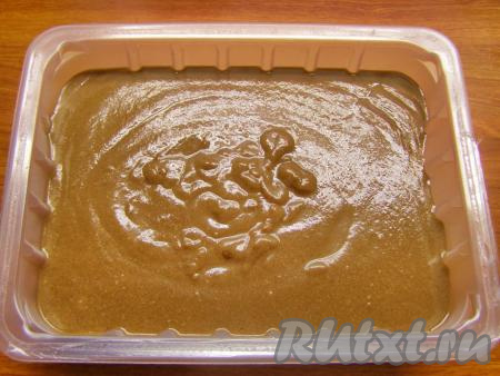 Перекладываем остывшую массу в лоточек и убираем в морозилку на 1,5-2 часа. Спустя это время мороженое достаём, перемешиваем и снова убираем в морозильную камеру. Перемешивать нужно для того, чтобы сливочно-шоколадное мороженое равномерно застыло и не образовывались кристаллики льда.