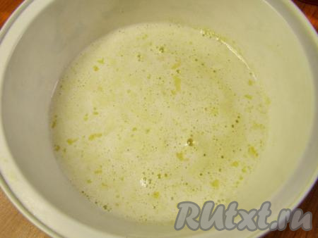 3-4 столовые ложки горячего молока с маслом и сливками вливаем в миску с сахаром и желтками, хорошо перемешиваем. Получившуюся смесь выливаем в сотейник с молоком, сливками и маслом, ещё раз хорошо размешиваем, ставим на огонь.