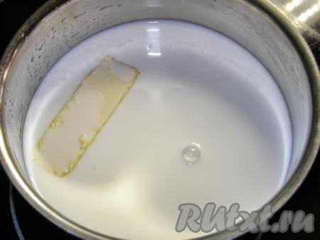В сотейник наливаем молоко, сливки и кладём сливочное масло, ставим на средний огонь и нагреваем, пока масло не начнёт таять, выключаем огонь.