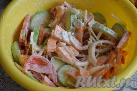 Хорошо перемешать овощи с майонезом и специями. Дать постоять, примерно, 5-8 минут (для того, чтобы овощи успели просолиться и пропитаться майонезом и специями).