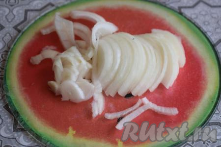 Луковицу очистить от кожуры и нарезать на тонкие полукольца.