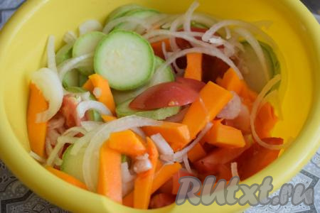 Все овощи сложить в миску и перемешать между собой.