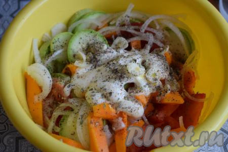 Добавить к овощам майонез, соль, любимые вами специи и чёрный молотый перец.