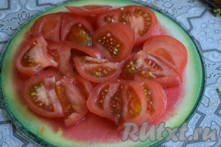 Помидоры нарезать на полукружочки.