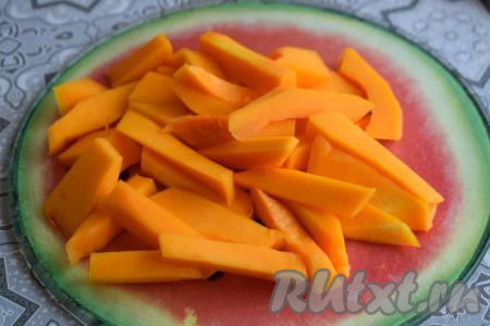 Тыкву (или морковь) очистить и нарезать на продолговатые брусочки.