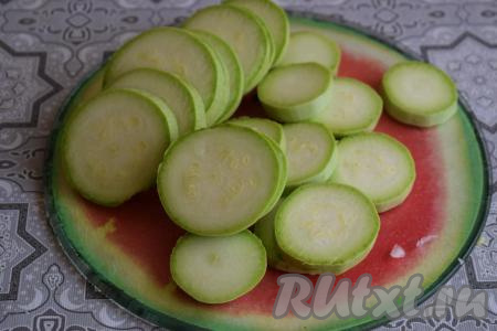 Кабачки очистить от кожицы (если используете молодые кабачки, то можно их не очищать) и нарезать на кружочки толщиной, примерно, 6-7 мм.