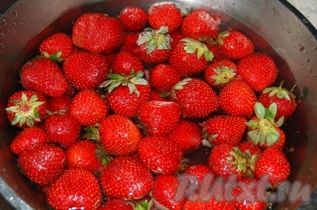 Клубнику вымыть. 
