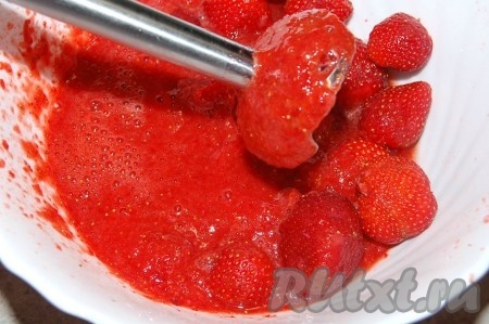 Погружным блендером сделать из ягод пюре.