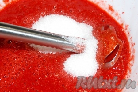 Добавить сахар и снова пройтись блендером.