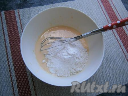 Перемешать, в смесь кефира и яйца всыпать муку с разрыхлителем.
