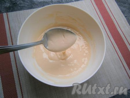 Ложкой замесить тесто, похожее на сметану средней густоты (или на заварной крем).