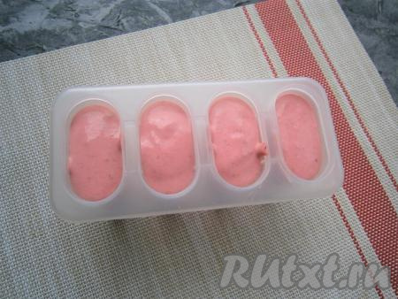 Разложить полученную массу по формочкам, закрыть их и поместить в морозилку на 3-4 часа.