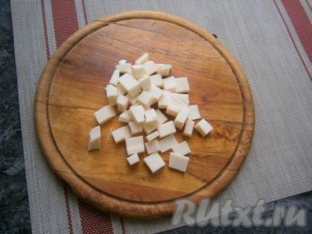 Моцареллу нарезать средними кубиками.