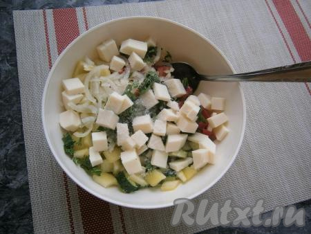 Добавить соль, сахар, влить растительное масло и лимонный сок.