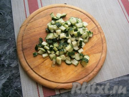Свежие огурцы нарезать небольшими кубиками.