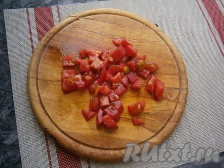 Кубиками нарезать и свежие, крепкие помидоры.
