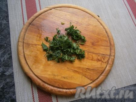 Петрушку и укроп измельчить.