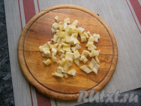 Перец болгарский, предварительно очищенный от семян с плодоножкой, нарезать квадратиками.