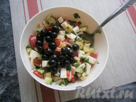Сюда же выложить и чёрные оливки, тщательно перемешать.
