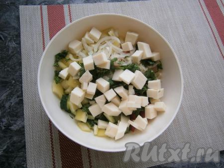 Огурцы, болгарский перец, зелень, лук, чеснок, помидоры и моцареллу выложить в глубокую миску.