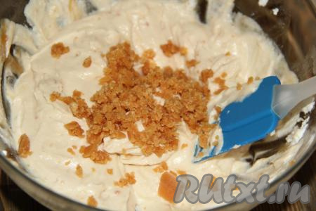 Три&nbsp;конфеты мелко раскрошить, добавить в творожную массу и перемешать.