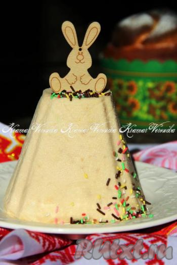 Готовую пасху достать из холодильника, убрать гнёт, развернуть сверху марлю. Перевернуть пасху на плоскую тарелку,&nbsp;снять&nbsp;форму и убрать марлю. Украсить по желанию.&nbsp;Творожная пасха, приготовленная с конфетами "Коровка", получается изумительно нежной, с приятным карамельным вкусом, обязательно приготовьте её для себя и своих близких!