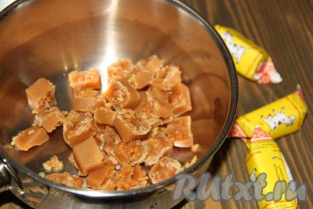 Сливочное масло нужно заранее достать из холодильника, чтобы оно размягчилось. Конфеты "Коровка" нарезать (или раскрошить) в сотейник. 3 конфеты оставить для начинки. Поставить сотейник на медленный огонь.