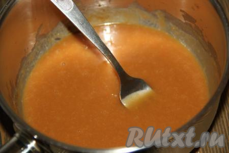 Растопить конфеты "Коровка" на медленном огне, постоянно помешивая, до однородного состояния. Затем, сняв с огня, дать карамельной массе остыть.