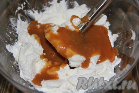 С помощью погружного блендера пробить творожную массу&nbsp;до однородного состояния. Затем добавить растопленную негорячую карамель из конфет.